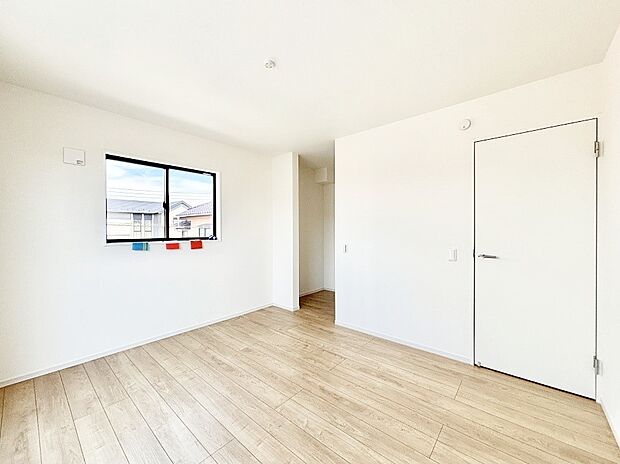 ウォークインクローゼットがあるお部屋。季節ごとの入れ替えも不要で便利です！  