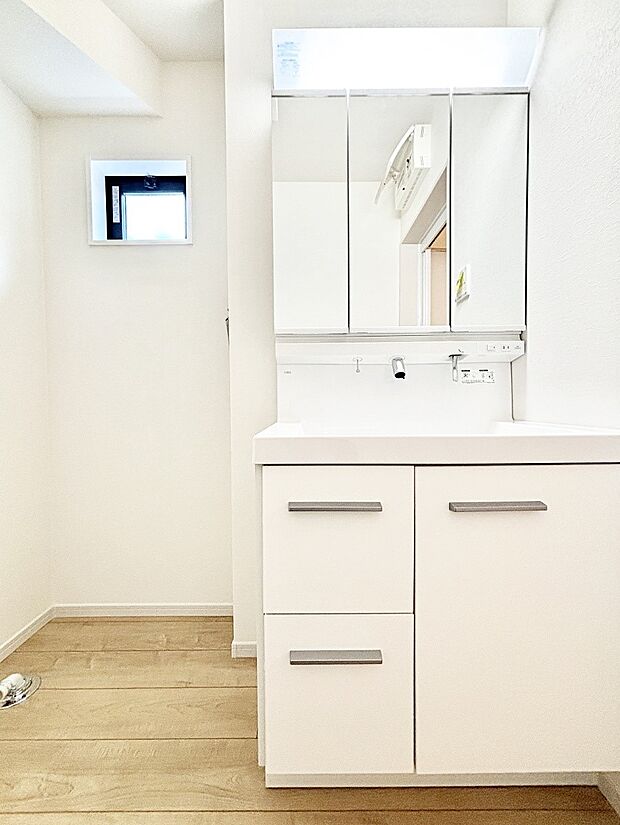 大きく見やすい三面鏡で清潔感ある洗面台は、身だしなみチェックや肌のお手入れにおすすめです。 