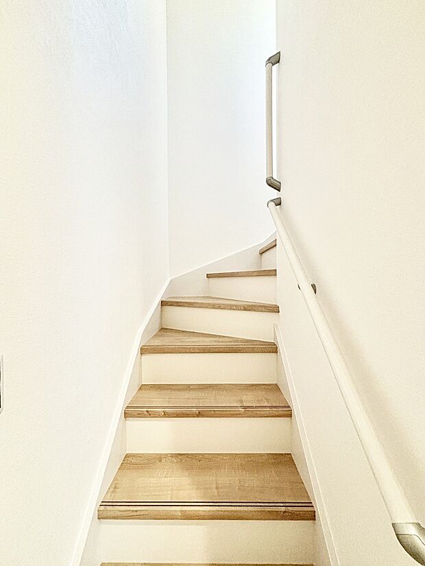 階段には手すりがあり、小さなお子様やお年寄りの方にも安心です。  