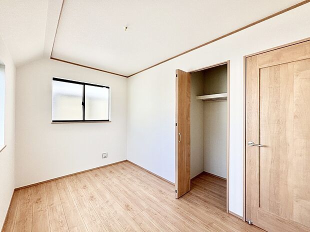 開放感のある勾配天井が素敵。どんなお部屋にするか考えるのが楽しみですね。