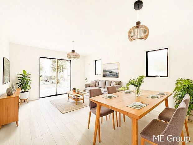 大きな窓からたっぷりの陽光と風を感じられるリビング　※家具はCGです