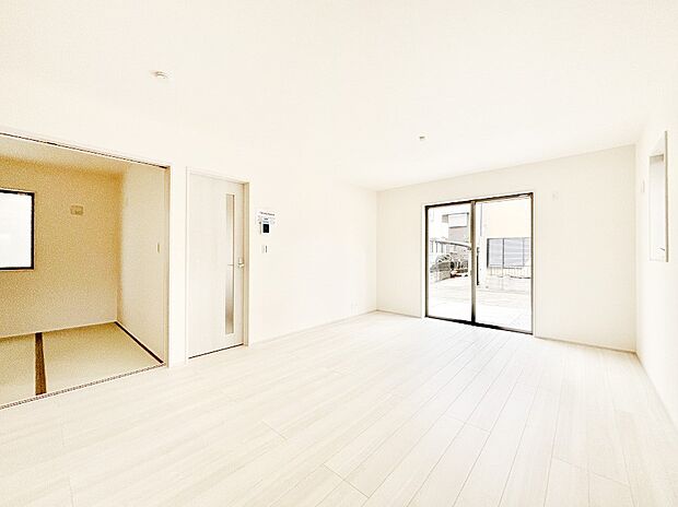 明るい陽光が注ぎ、寛ぎの雰囲気に満たされるリビングダイニング