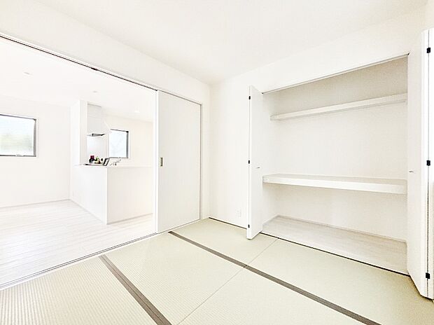 リビングと隣り合っている和室。ほっと一息できる和の空間も忘れずに。 