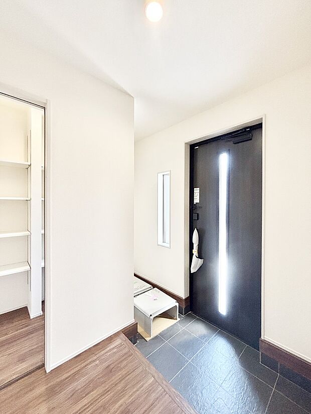 ガラススリットの入った玄関ドアが室内に光を届けてくれます