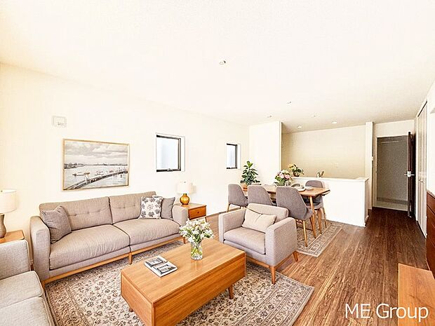 落ち着いた雰囲気のLDKは家族みんなの快適空間※家具はCGです