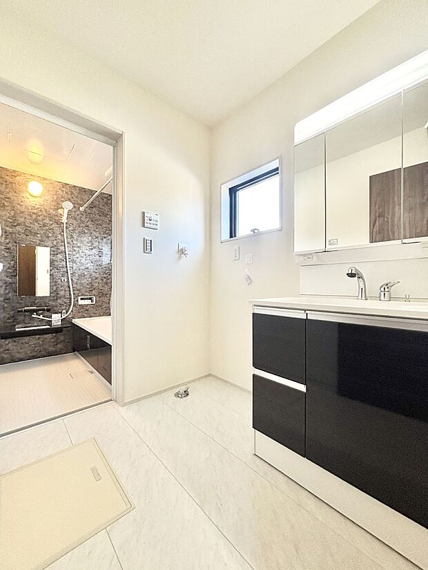 清潔感のある快適空間です。毎日の身支度も気持ち良くお使い頂けます。