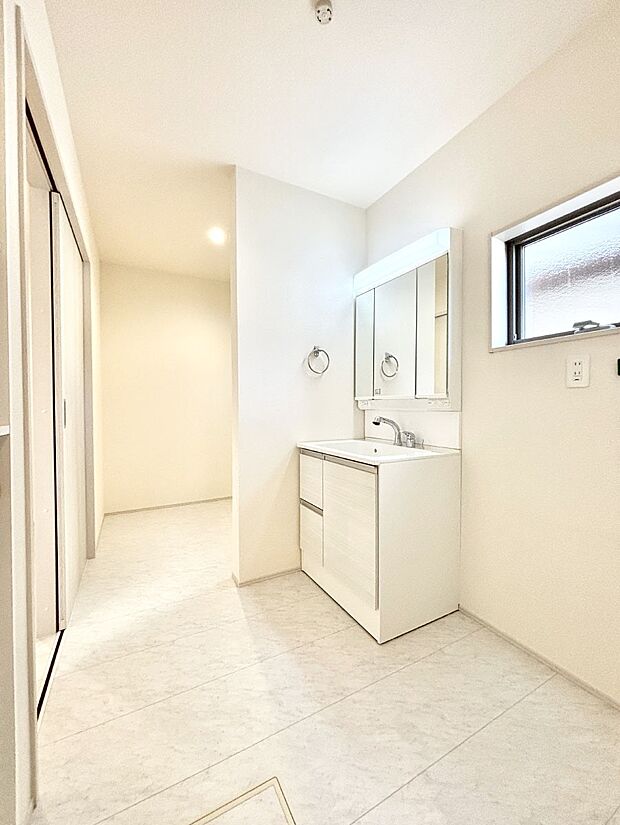 明るい洗面所は毎朝の身支度も楽しくできちゃいそうです。