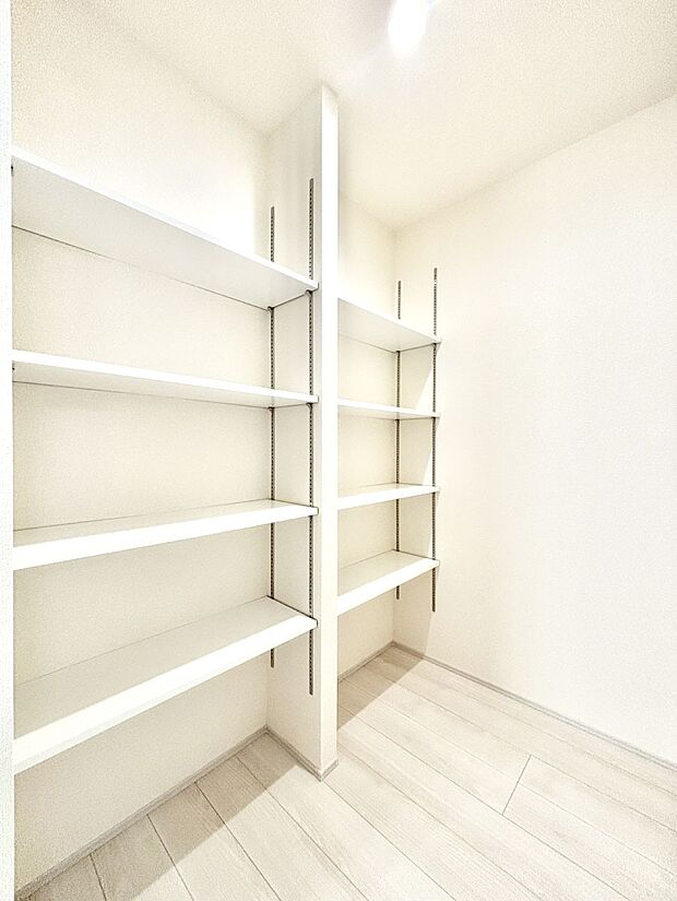 キッチンにはパントリー!食材のストックはもちろん、日用品の収納など使い方はいろいろ!