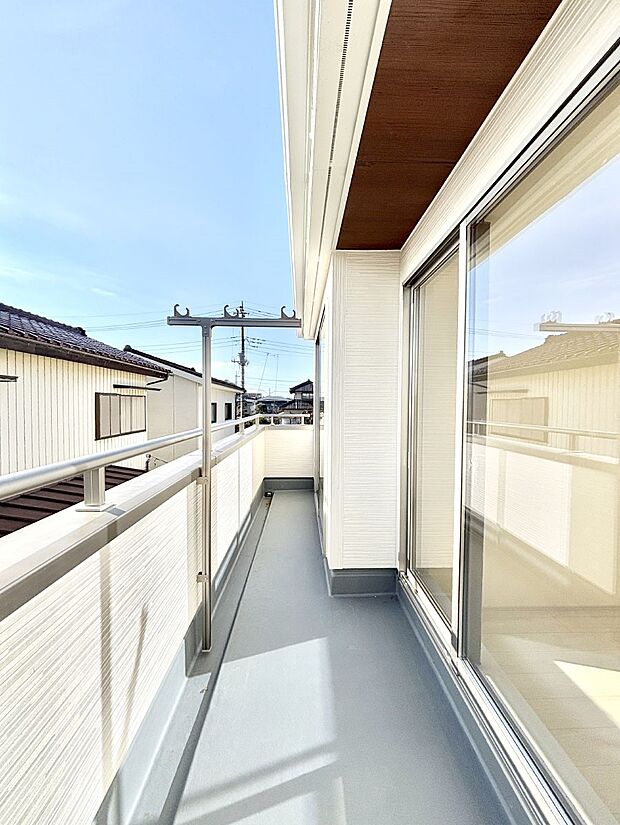 暖かな陽光が降り注ぐバルコニーはお洗濯におすすめ。爽やかな風も心地よいです。