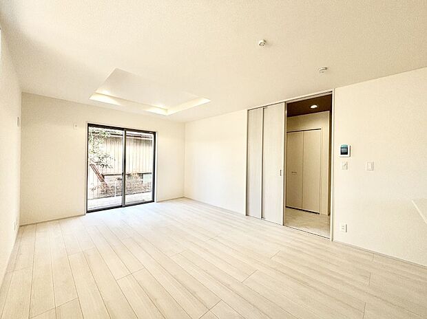 大きな窓からたっぷりの陽光と風を感じられるリビング