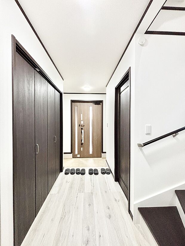 明るい玄関はお客様をお出迎えするのにぴったりです!