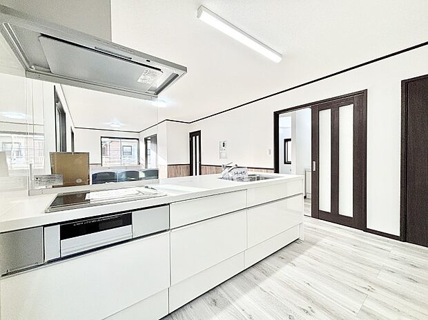 リビングで遊ぶお子様を見守りながらお料理ができる対面キッチン。