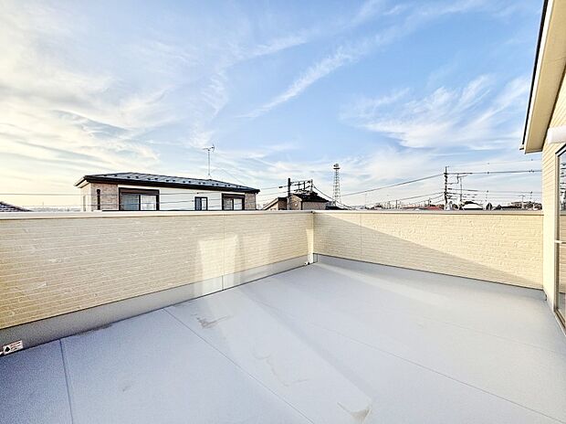 広々バルコニーでお洗濯物が気持ちよく乾きます。