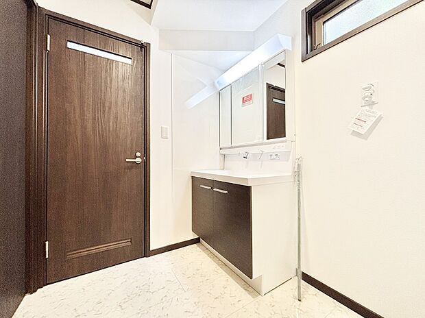 明るい洗面所は毎朝の身支度も楽しくできちゃいそうです。