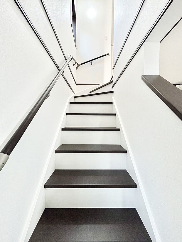 安全性を考慮し階段には手すりを設置しています