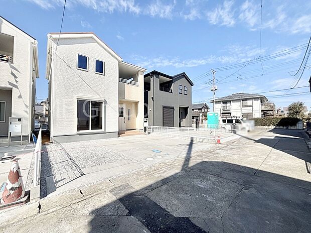 前面道路はきちんと整備されています