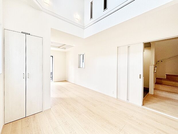 リビング上部には吹抜けを採用。明るい陽光に包まれる空間で家族団らん!