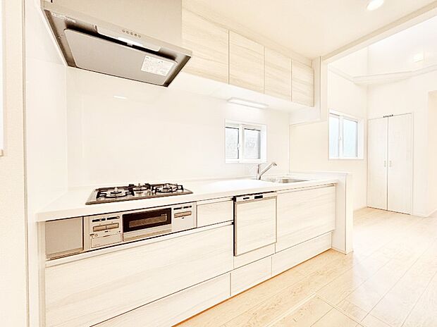 食洗機・浄水器・3口コンロなどデザイン性も機能性も兼ね備えたシステムキッチン!