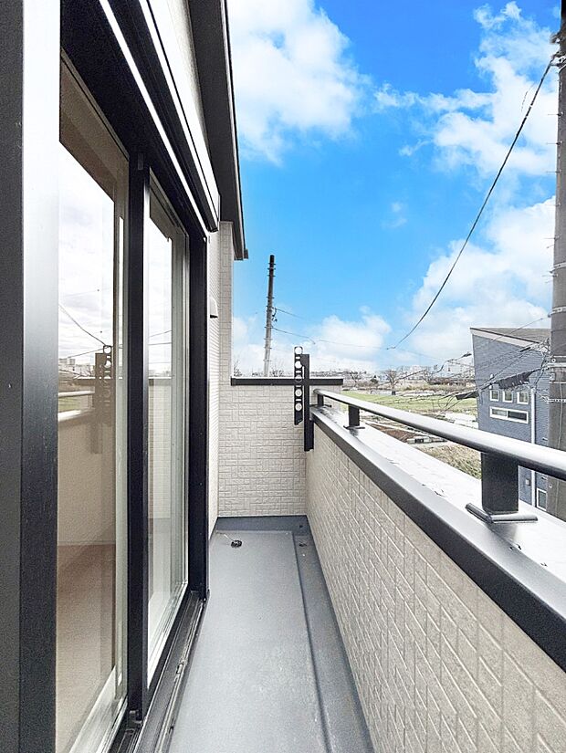 暖かな陽光が降り注ぐバルコニーはお洗濯におすすめ。爽やかな風も心地よいです。