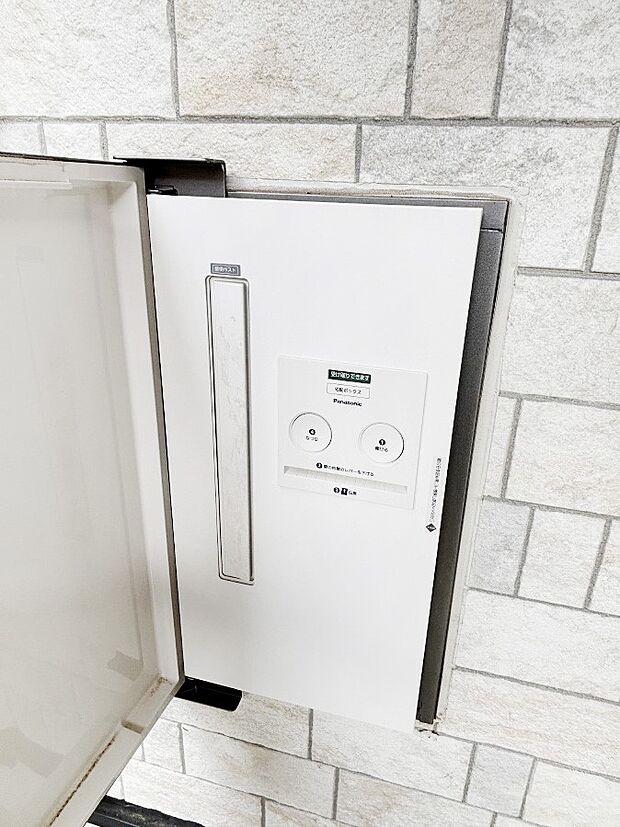 エントランスになじむシンプルデザインのポスト