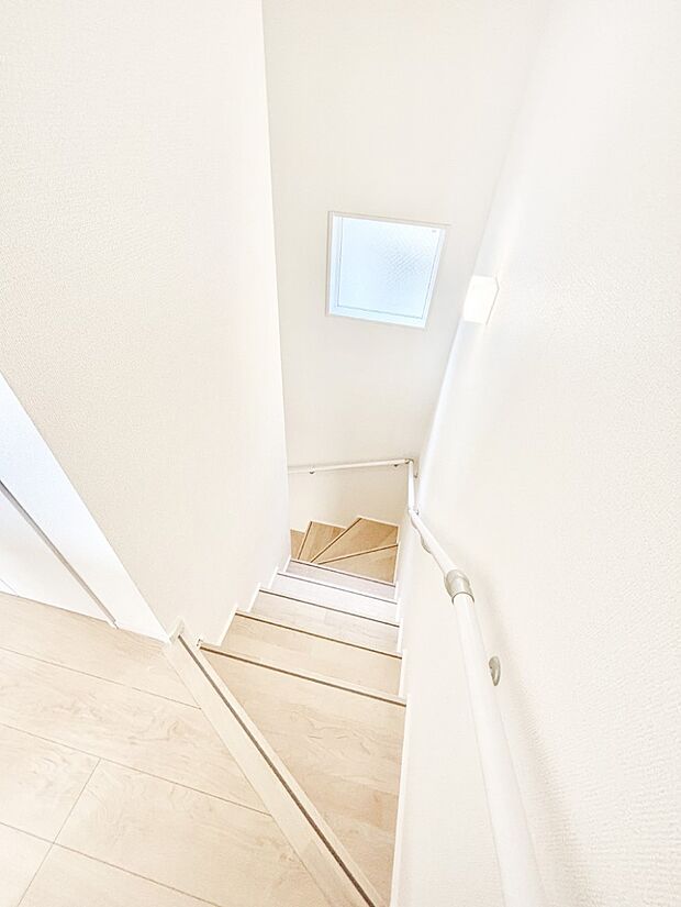 小さなお子様やご年配の方に嬉しい配慮!階段には手摺付きです。