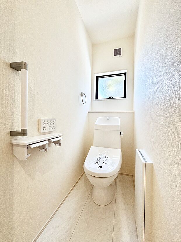 換気用小窓があり、明るく清潔な空間です。 