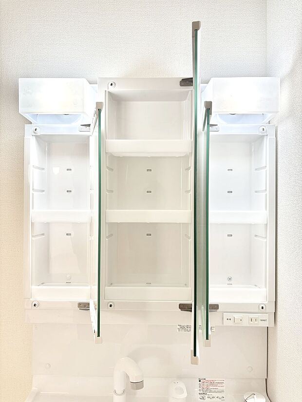 三面鏡の裏に、化粧品や衛生用品などを収納可能。洗面台をすっきりと保ちます!