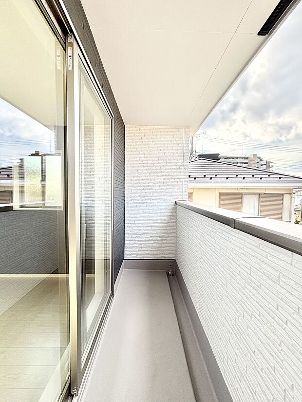 暖かな陽光が降り注ぐバルコニーはお洗濯におすすめ。爽やかな風も心地よいです。