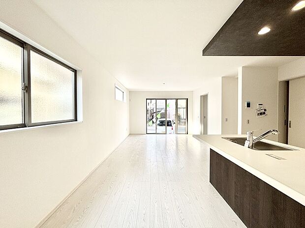 大きな窓からたっぷりの陽光と風を感じられるリビング  