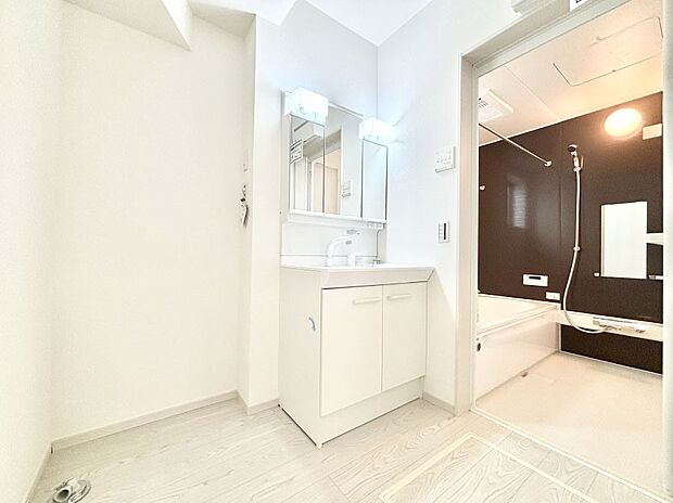 清潔感のある快適空間です。毎日の身支度も気持ち良くお使い頂けます。