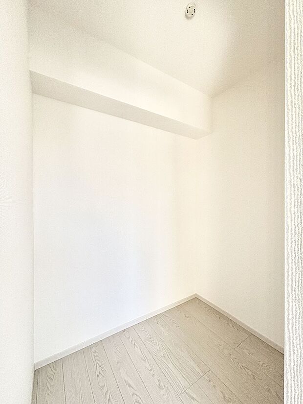 ウォークインクローゼット付きで生活空間を広く利用できます。