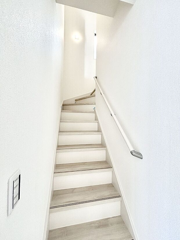 安全性を考慮し階段には手すりを設置しています