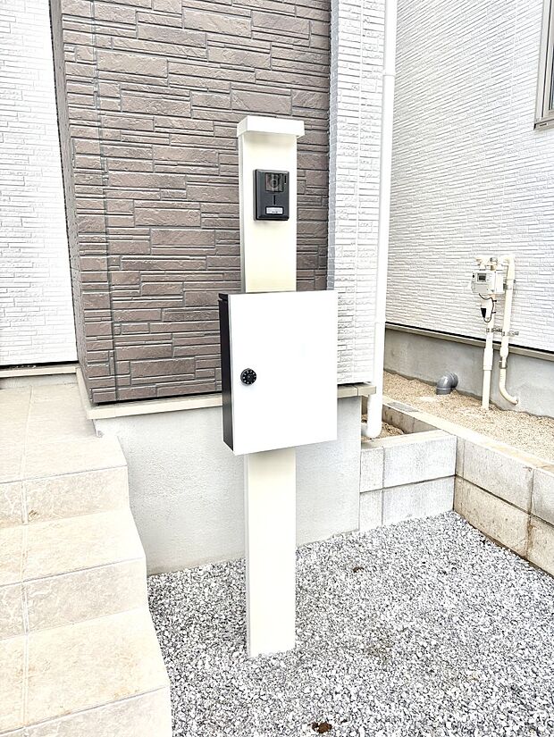 シンプルデザインのポスト。