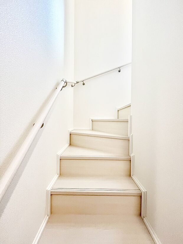 安全性を考慮し階段には手すりを設置しています