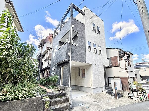 洗練された外観、上質な住空間が広がる室内は永く安心して過ごせる住居です。