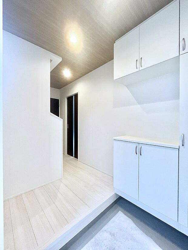 飾り棚を利用して、お越しいただくお客様をおもてなしできます。