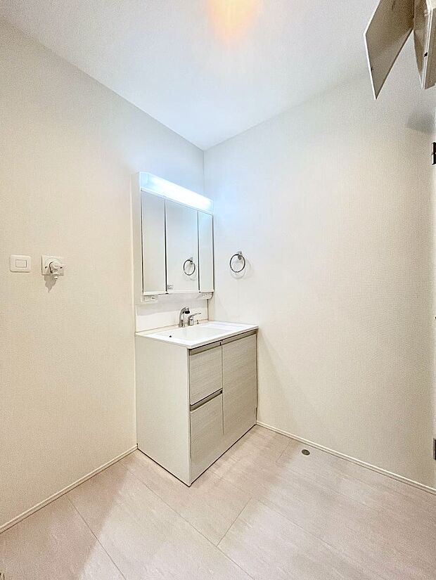 清潔感のある快適空間です。毎日の身支度も気持ち良くお使い頂けます。