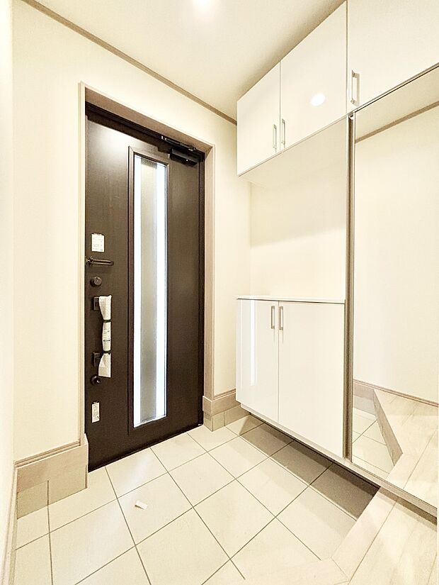 ガラススリットの入った玄関ドアが室内に光を届けてくれます