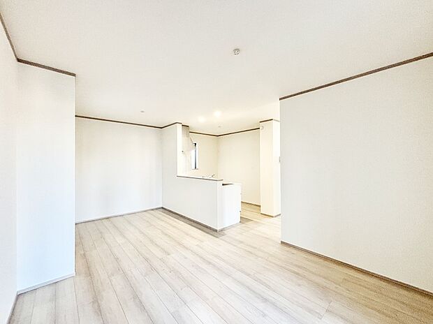 ご家族の賑やかな話し声で包まれる明るいリビング