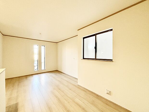 大きな窓からたっぷりの陽光と風を感じられるリビング