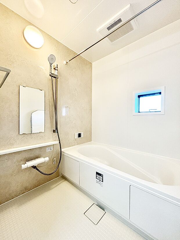 一日の疲れを癒してくれる明るい清潔感のあるバスルーム