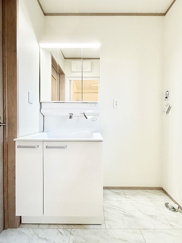 収納力と機能性に優れた洗面化粧台