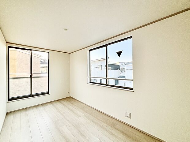 バルコニーが開放感をプラスしてくれる洋室