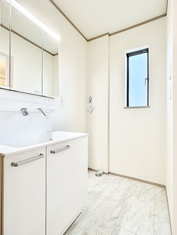 清潔感ある洗面化粧室で朝の身支度も快適