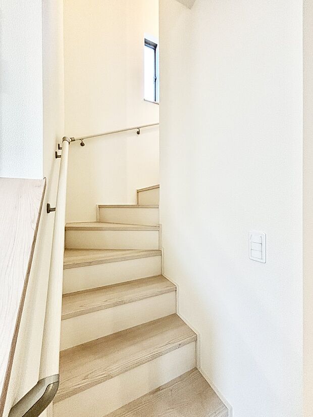 階段は手すり付きなので小さなお子さまやご高齢の方も安心です