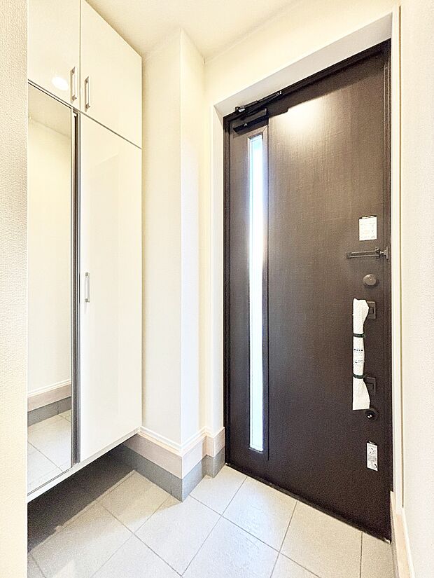 ガラススリットの入った玄関ドアが室内に光を届けてくれます