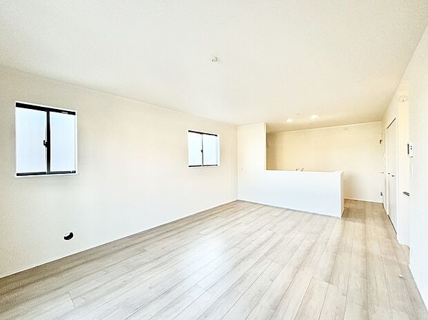 ご家族の賑やかな話し声で包まれる明るいリビング