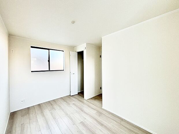 窓からのやさしい光が心地よいプライベートルーム