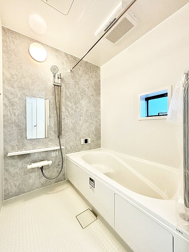 一日の疲れを癒してくれる明るい清潔感のあるバスルーム