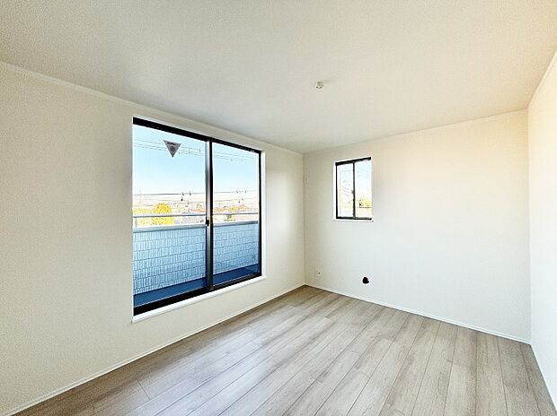 バルコニーが開放感をプラスしてくれる洋室